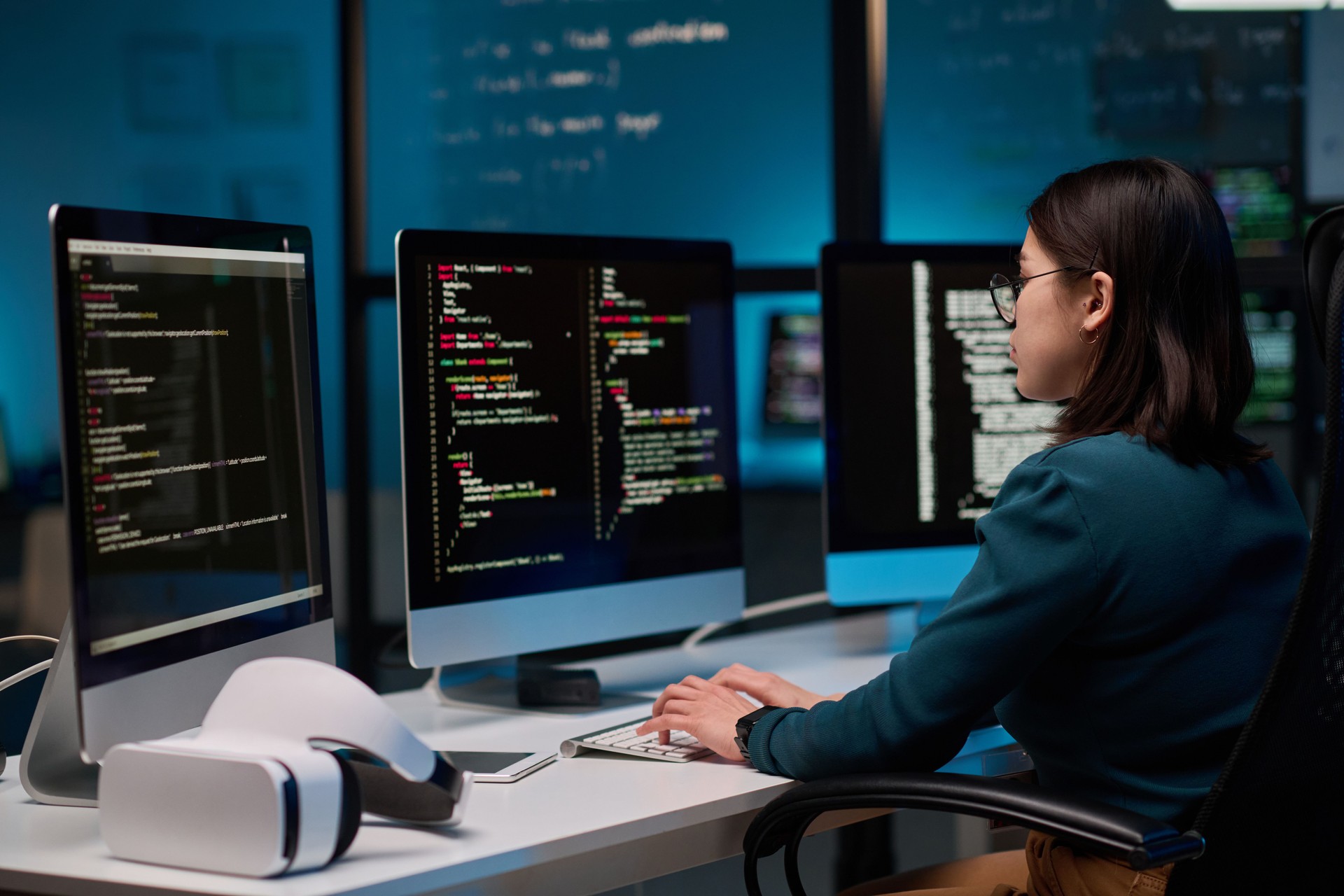 Desenvolvedor de TI feminino escrevendo código para VR